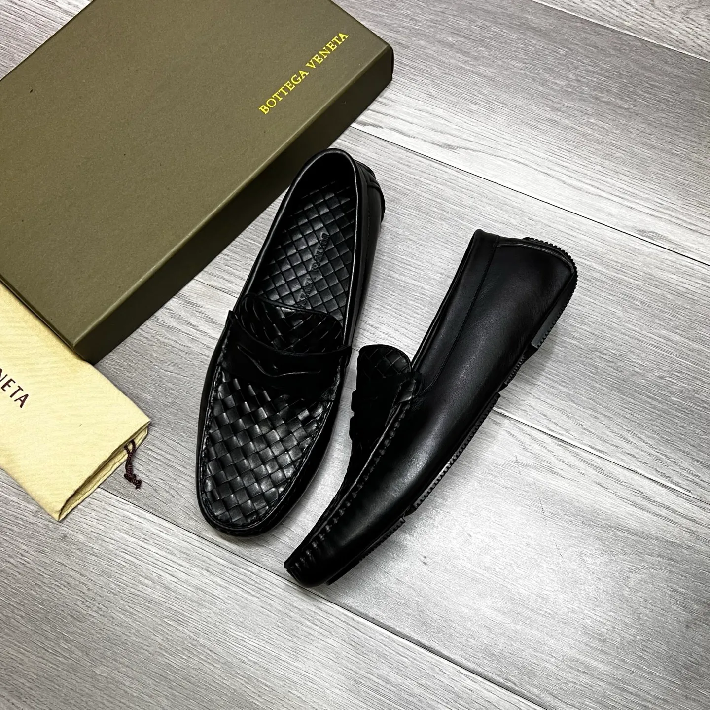 Factory price 480 BV〰️Purely handmade classic men's beanie shoes👉👉driving shoes, slip-on shoes, woven with cowhide imported from Italy, 💕water-dyed cowhide lining, 🔊original outsole, waterproof platform design, comfortable on the feet. A good choice for traveling and driving, two colors available, code number: 38-44, (45 can be customized)